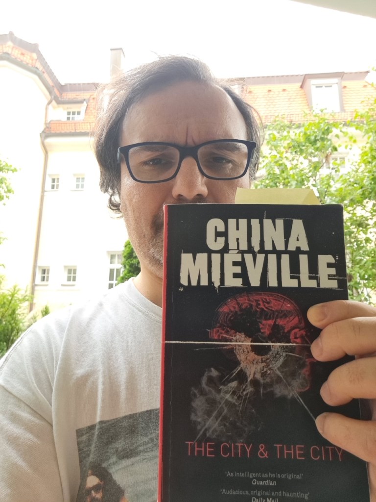 Johannes liest: „Die Stadt und die Stadt“ von China Miéville